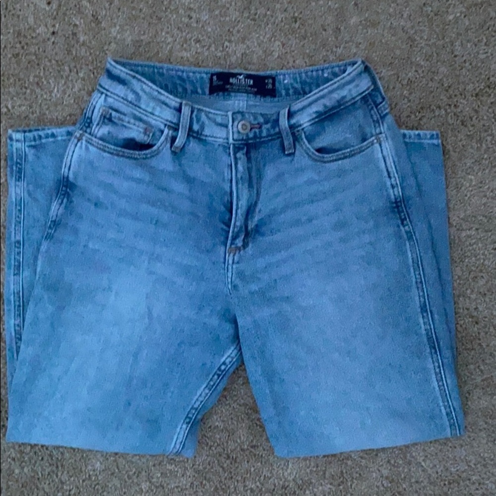 hollister curvy high rise mom jeans :)